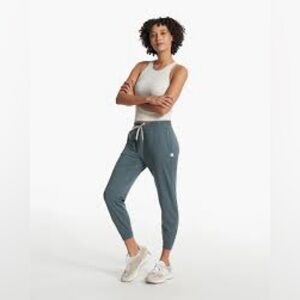 VUORI PERFORMANCE JOGGERS in Iron Heather, Size Medium